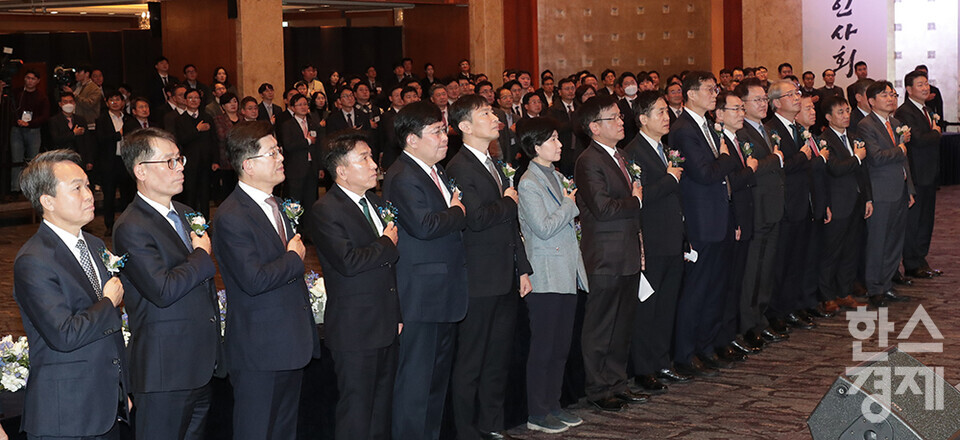 3일 오후 서울 소공동 롯데호텔에서 2024 범금융 신년인사회가 열리고 있다. 최상목 경제부총리를 비롯한 내외빈들이 국민의례를 하고 있다. /최대성 기자 dpdaesung@sporbiz.co.kr 2024.01.03.[공동취재]