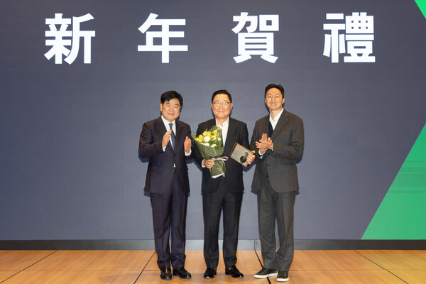 HD현대가 2일 신년 하례식에서 'HD현대 경영인상' 시상식을 개최했다. 수상자들이 기념촬영하는 모습(왼쪽에서부터 권오갑 HD현대 회장, 조석 HD현대일렉트릭 사장, 정기선 HD현대 부회장) / HD현대 제공