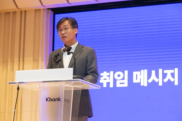 최 행장은 4일, 갑진년 새해를 맞아 임직원과 가진 ‘소통미팅’에서 “고객에게 차별화된 상품과 서비스를 제공하자”고 강조했다. /케이뱅크 제공