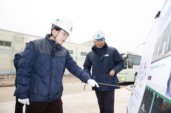 최연혜 한국가스공사 사장(왼쪽)이 5일 평택 LNG 생산기지에서 천연가스 수급 및 설비 안전 현황을 집중 점검했다. / 가스공사 제공. 