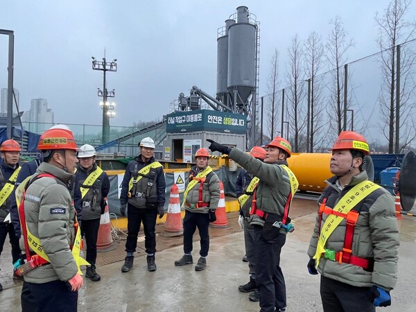 선홍규 한신공영 대표이사(오른쪽 두번째)가 5일 열린 안전의 날 행사에 참석해 서울시 9호선 4단계 3공구 현장의 주요 이슈 및 안전수칙을 점검하고 있다. (사진=한신공영)