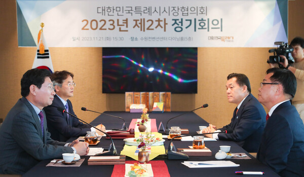 이상일 용인특례시장(왼쪽)이 지난해 11월 특례시시장협의회 2023년 제2차 정기회의에서 인구소멸도시 상생협력을 강조하고 있다./ 용인특례시 제공