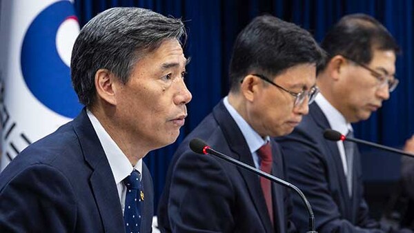 박구연 국무조정실 국무1차장(왼쪽). / 연합뉴스. 