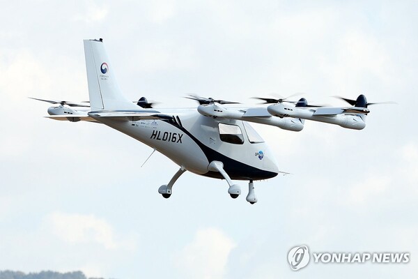 지난해 11월 전남 고흥군 K-UAM(도심항공교통) 실증단지에서 미래형 항공기 오파브(OPPAV)가 비행하고 있다. / 연합뉴스 제공