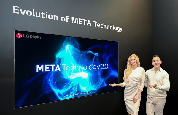 LG디스플레이 모델이 '메타 테크놀로지 2.0'이 적용된 OLED TV 패널 신제품을 소개하고 있다./ LG디스플레이 제공