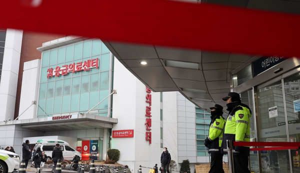 부산 방문 도중 목 부위를 습격당한 이재명 더불어민주당 대표가 입원 중인 종로구 서울대학교병원 인근에 5일 오전 경찰 인력이 배치된 모습. / 연합뉴스 