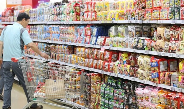 소매유통업 경기전망지수(RBSI)가 전 분기 대비 하락하며 소매유통업체들이 느끼는 체감경기는 여전히 위축돼 있는 것으로 나타났다. / 연합뉴스