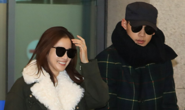 배우 김태희(왼)와 가수 겸 배우 비(본명 정지훈). / 연합뉴스  