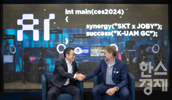 유영상 SK텔레콤 사장(왼쪽)과 조벤 비버트 Joby Aviation CEO가 미국 라스베이거스에서 열리는 CES 2024에 마련된 ‘SK ICT 패밀리 데모룸’에서 기념 촬영을 하고 있다. / SK텔레콤