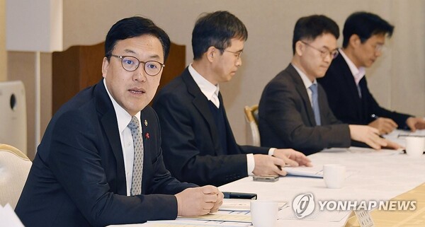 김병환 기획재정부 차관이 12일 서울 종로구 정부서울청사에서 열린 '제8차 물가관계차관회의'를 주재하고 있다. /연합뉴스