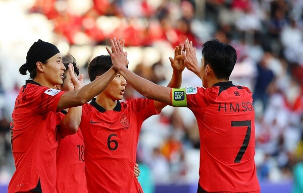 한국 축구 대표팀 선수들이 기뻐하고 있다. /연합뉴스
