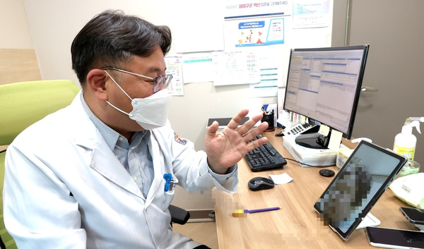 서울 한 의원에서 비대면진료를 하고 있다. /보건복지부 제공