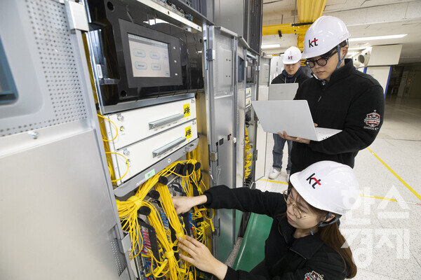 대전광역시 중구 KT문화빌딩에서 KT 네트워크 전문가가 차세대 SDN 컨트롤러를 활용해 인터넷 네트워크 장비를 관리하고 있다. / KT