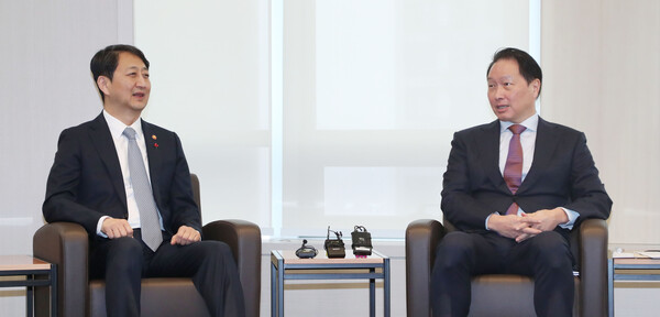 안덕근 산업통상자원부 장관(왼쪽)은 17일 서울 중구 대한상공회의소(대한상의)를 방문하고 최태원 대한상의 회장과 면담했다. / 대한상의