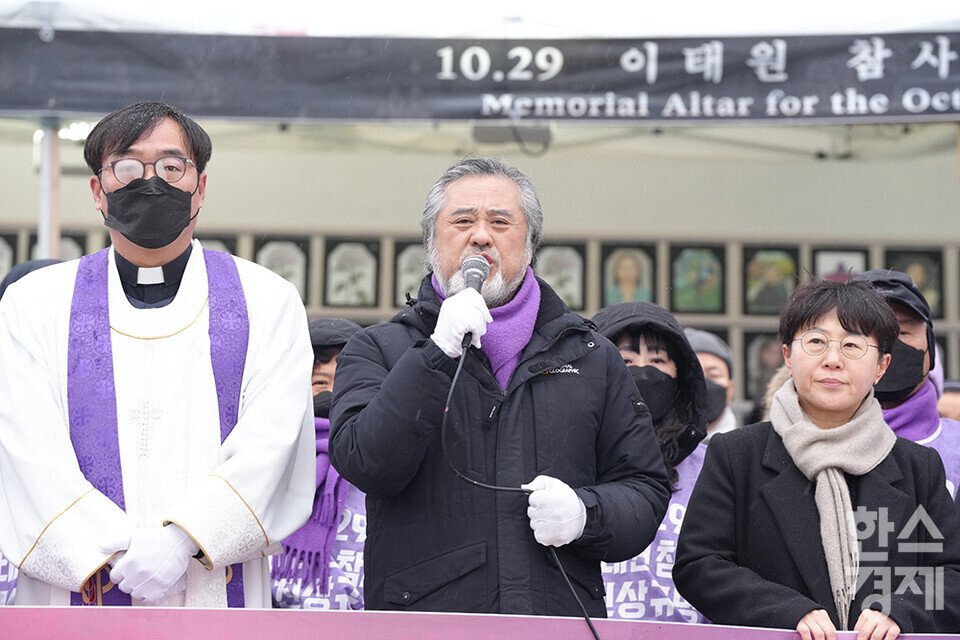 이정민 10.29 이태원 참사 유가족협의회 운영위원장이 17일 오후 서울 중구 서울광장 합동분향소에서 열린 '이태원 참사 유가족 침묵의 영정 행진'에서 발언하고 있다. /최대성 기자 dpdaesung@sporbiz.co.kr 2024.01.17.