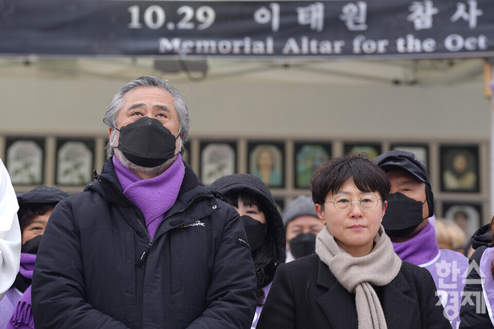 이정민 10.29 이태원 참사 유가족협의회 운영위원장이 17일 오후 서울 중구 서울광장 합동분향소에서 열린 '이태원 참사 유가족 침묵의 영정 행진'에 참가하던 중 하늘을 보고 있다. /최대성 기자 dpdaesung@sporbiz.co.kr 2024.01.17.