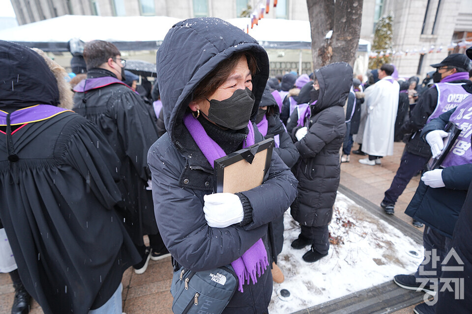 ​10·29 이태원참사 유가족협의회와 시민대책회의가 17일 오후 서울 중구 서울광장 합동분향소에서 '이태원 참사 유가족 침묵의 영정 행진'을 열고 있다. 한 유가족이 영정사진을 품에 안고 눈물을 흘리고 있다. /최대성 기자 dpdaesung@sporbiz.co.kr 2024.01.17.