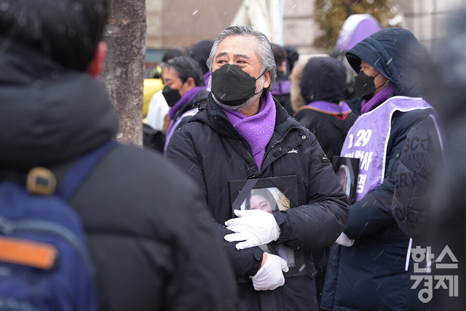 ​10·29 이태원참사 유가족협의회와 시민대책회의가 17일 오후 서울 중구 서울광장 합동분향소에서 '이태원 참사 유가족 침묵의 영정 행진'을 열고 있다. 이정민 10.29 이태원 참사 유가족협의회 운영위원장이 영정사진을 품에 안고 있다. /최대성 기자 dpdaesung@sporbiz.co.kr 2024.01.17.