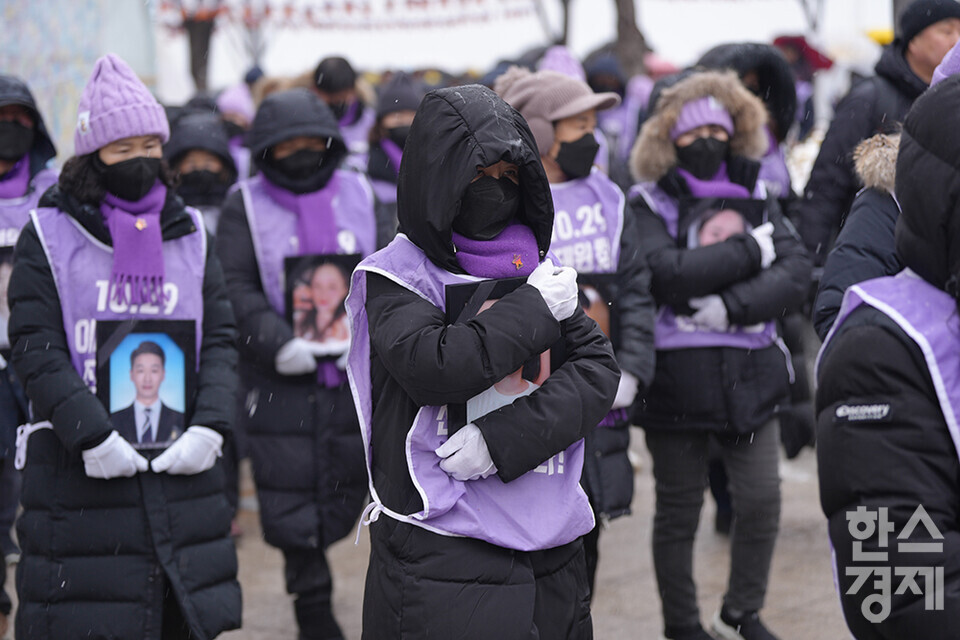 ​10·29 이태원참사 유가족협의회와 시민대책회의가 17일 오후 서울 중구 서울광장 합동분향소에서 '이태원 참사 유가족 침묵의 영정 행진'을 열고 있다. 행진에 참가한 유가족들이 영정을 품에 안고서 용산 대통령 집무실 앞까지 행진하고 있다. /최대성 기자 dpdaesung@sporbiz.co.kr 2024.01.17.