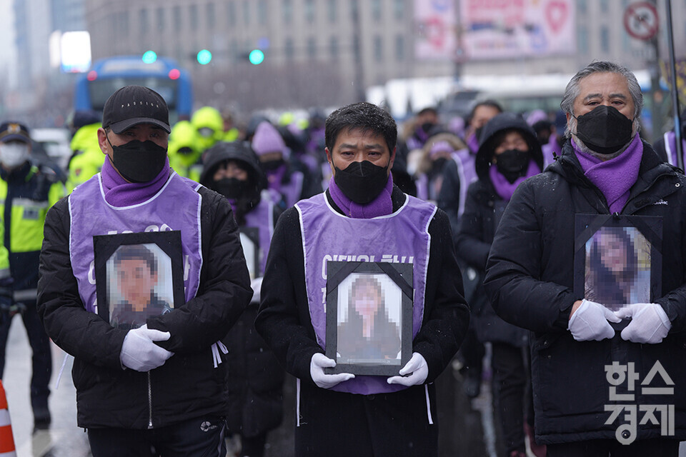 ​10·29 이태원참사 유가족협의회와 시민대책회의가 17일 오후 서울 중구 서울광장 합동분향소에서 '이태원 참사 유가족 침묵의 영정 행진'을 열고 있다. 행진에 참가한 유가족들이 영정을 품에 안고서 용산 대통령 집무실 앞까지 행진하고 있다. /최대성 기자 dpdaesung@sporbiz.co.kr 2024.01.17.