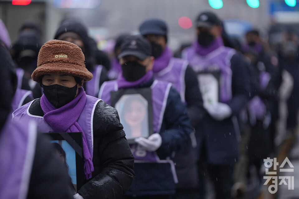​10·29 이태원참사 유가족협의회와 시민대책회의가 17일 오후 서울 중구 서울광장 합동분향소에서 '이태원 참사 유가족 침묵의 영정 행진'을 열고 있다. 행진에 참가한 유가족들이 영정을 품에 안고서 용산 대통령 집무실 앞까지 행진하고 있다. /최대성 기자 dpdaesung@sporbiz.co.kr 2024.01.17.