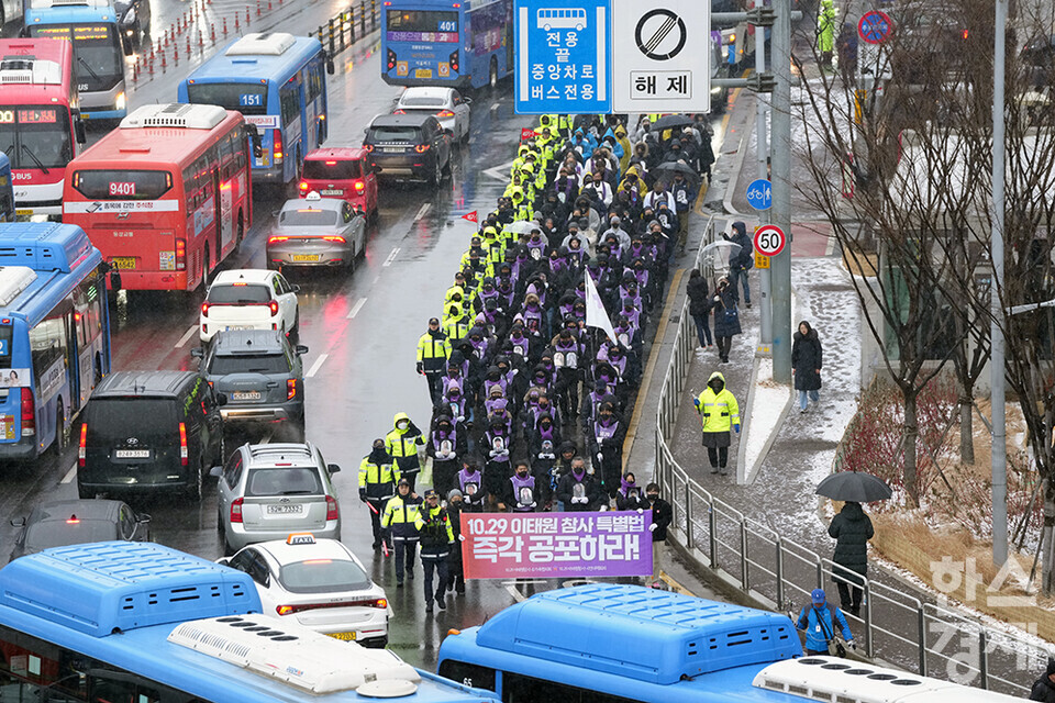 ​10·29 이태원참사 유가족협의회와 시민대책회의가 17일 오후 서울 중구 서울광장 합동분향소에서 '이태원 참사 유가족 침묵의 영정 행진'을 열고 있다. 행진에 참가한 유가족들이 영정을 품에 안고서 용산 대통령 집무실 앞까지 행진하고 있다. /최대성 기자 dpdaesung@sporbiz.co.kr 2024.01.17.