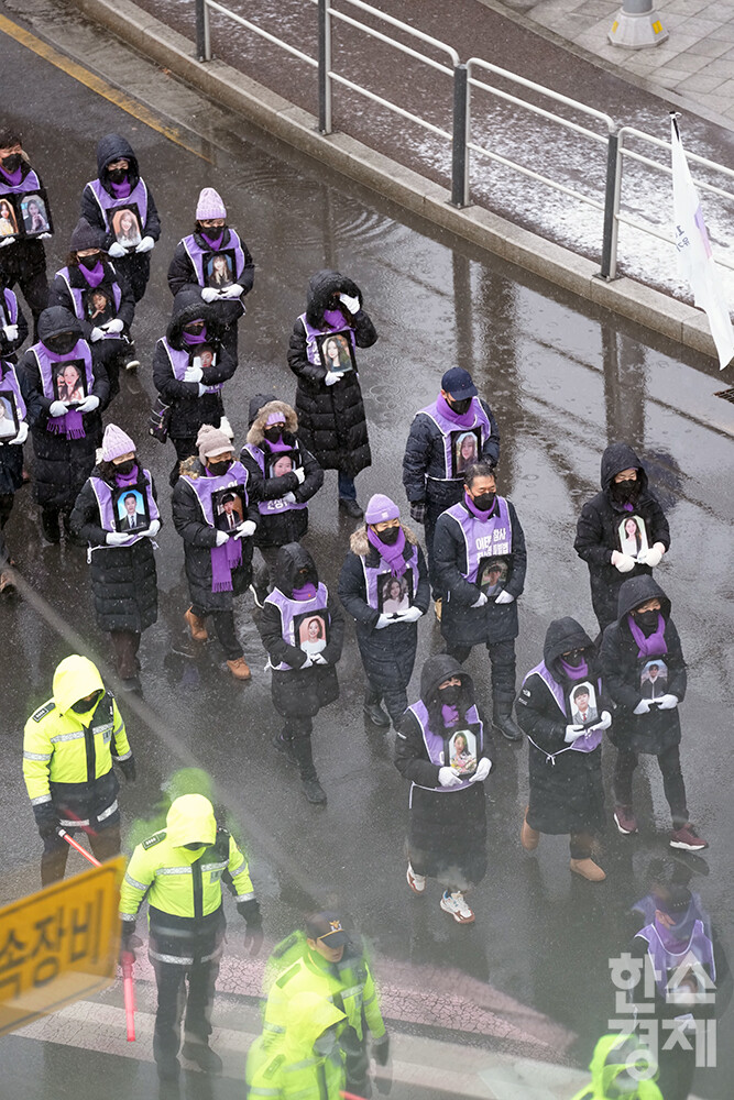 ​10·29 이태원참사 유가족협의회와 시민대책회의가 17일 오후 서울 중구 서울광장 합동분향소에서 '이태원 참사 유가족 침묵의 영정 행진'을 열고 있다. 행진에 참가한 유가족들이 영정을 품에 안고서 용산 대통령 집무실 앞까지 행진하고 있다. /최대성 기자 dpdaesung@sporbiz.co.kr 2024.01.17.