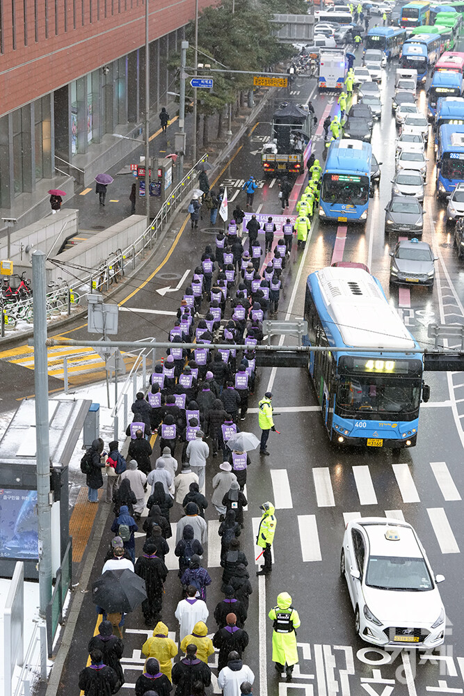 ​10·29 이태원참사 유가족협의회와 시민대책회의가 17일 오후 서울 중구 서울광장 합동분향소에서 '이태원 참사 유가족 침묵의 영정 행진'을 열고 있다. 행진에 참가한 유가족들이 영정을 품에 안고서 용산 대통령 집무실 앞까지 행진하고 있다. /최대성 기자 dpdaesung@sporbiz.co.kr 2024.01.17.
