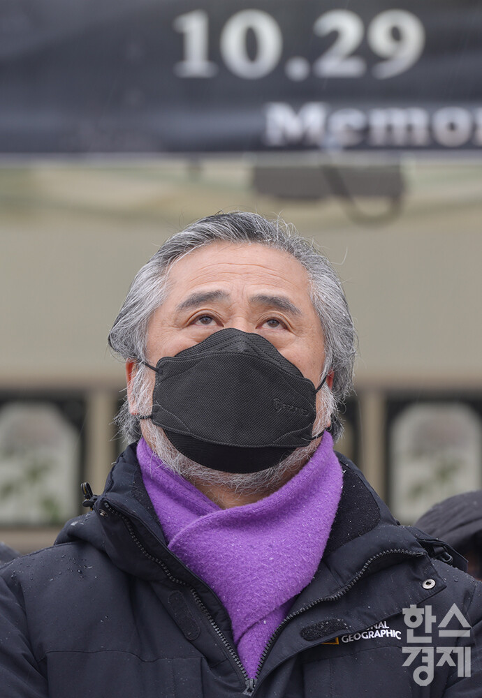 이정민 10.29 이태원 참사 유가족협의회 운영위원장이 17일 오후 서울 중구 서울광장 합동분향소에서 열린 '이태원 참사 유가족 침묵의 영정 행진'에 참가하던 중 하늘을 보고 있다. /최대성 기자 dpdaesung@sporbiz.co.kr 2024.01.17.