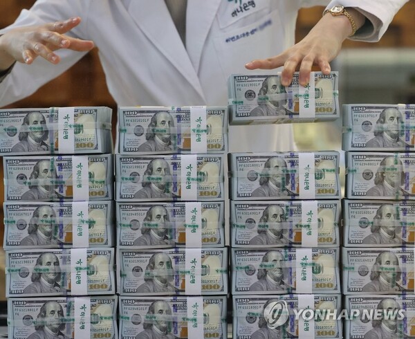 서울외환시장에 따르면 지난 17일 원·달러 환율은 전 거래일 대비 12.4원 오른 1344.2원을 기록했다. 이는 지난해 11월 1일 1357.3원을 기록한 이후 약 두 달 만에 최고치다. /연합뉴스