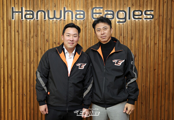 한화 안치홍(왼쪽)과 손혁 단장. /한화 제공