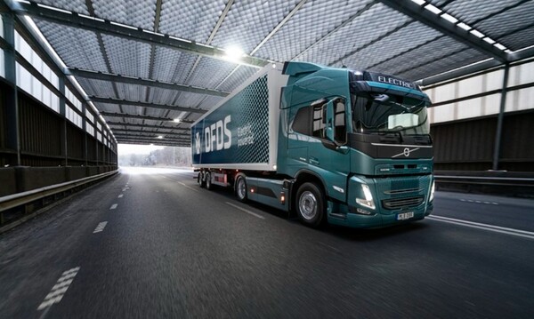 K배터리 기업들이 성장 동력이 둔화된 시장에서 새로운 수익을 창출하기 위해 전기 상용차 시장 공략에 나서고 있다. 사진은 삼성SDI 배터리가 탑재된 볼보트럭 ‘FM 일렉트릭’ / 볼보트럭