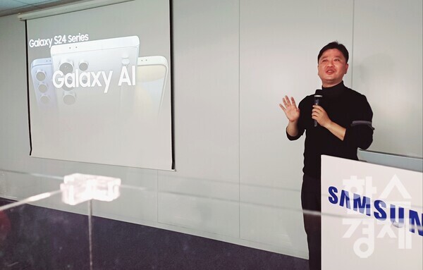 18일 오전 서울 중구 태평로빌딩에서 열린 갤럭시 언팩 미디어 브리핑에서 삼성전자 황정호 스마트폰상품기획 담당 프로가 갤럭시 S24 시리즈 소개를 하고 있다. / 조나리 기자