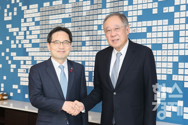 류진(오른쪽) 한국경제인협회 회장이 18일 여의도 한국경제인협회를 방문한 한기정 공정거래위원장을 만나 악수하고 있다. / 한경협