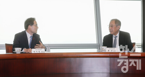 류진 한국경제인협회 회장과 한기정 공정거래위원장이 대화를 나누고 있다. / 한경협