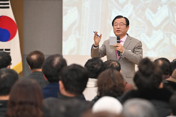 이현재 하남시장이 18일 위례동 행정복지센터에서 열린 ‘2024년 주민과의 대화’에서 시민의 질문에 대해 대답하고 있다./ 하남시 제공