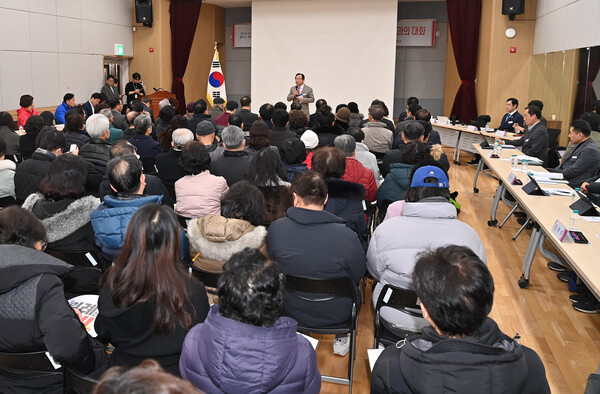 이현재 하남시장이 18일 위례동 행정복지센터에서 열린 ‘2024년 주민과의 대화’에서 시정을 설명하고 있다./ 하남시 제공