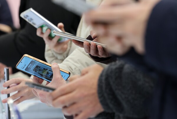 이통3사가 삼성전자의 첫 ‘AI폰’ 갤럭시 S24 시리즈 출시를 기념해 각종 혜택을 쏟아냈다. / 연합