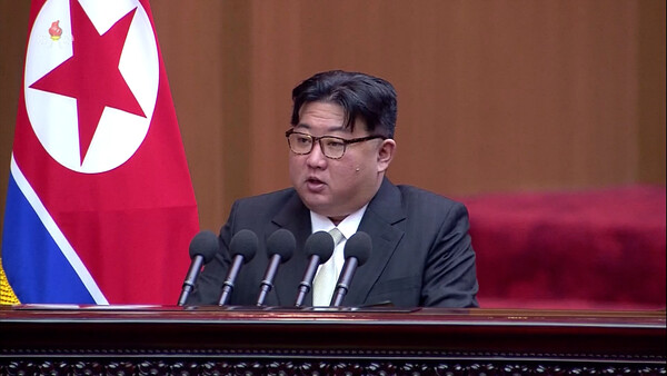 김정은 북한 국무위원장이 지난 15일 평양 만수대의사당에서 열린 최고인민회의에서 시정연설 "공화국의 부흥발전과 인민들의 복리증진을 위한 당면과업에 대하여"를 했다고 조선중앙TV가 16일 보도했다. / 연합