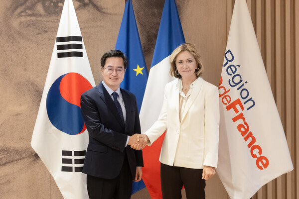 국제교류 강화와 투자유치를 위해 스위스와 프랑스를 방문 중인 김동연 경기도지사가 발레리 페크레스(Valérie Pécresse) 일드프랑스 주지사를 만나 양 지역의 협력 방안에 대해 논의했다./ 경기도 제공