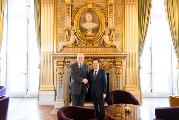 크리스티앙 캉봉(Christian CAMBON) 일드프랑스 상원의원과 면담을 진행 중인 김동연 경기도지사./ 경기도 제공