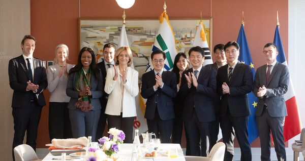  김동연 경기도지시가ㅠ발레리 페크레스 일드프랑스 주지사 만나 양 지역 협력방안 등 협의했다./ 경기도 제공