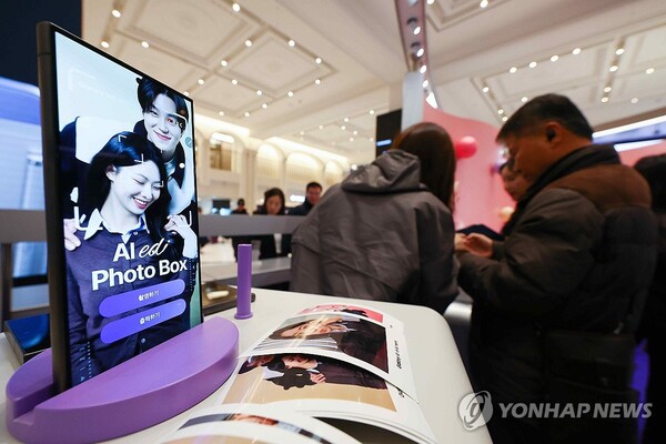 지난 21일 오후 한 시민이 서울 서초구 센트럴시티에 마련된 삼성전자 갤럭시S24 체험공간인 '갤럭시 스튜디오'에서 AI 카메라 기능을 체험해보고 있다. 삼성전자는 서울 영등포구 타임스퀘어, 서초구 센트럴시티, 삼성 강남, 마포구 삼성스토어 홍대 등 4곳에서 갤럭시S24 시리즈의 핵심 인공지능(AI) 기능을 직접 경험할 수 있는 체험공간 '갤럭시 스튜디오'를 지난 18일부터 운영하고 있다. /연합뉴스