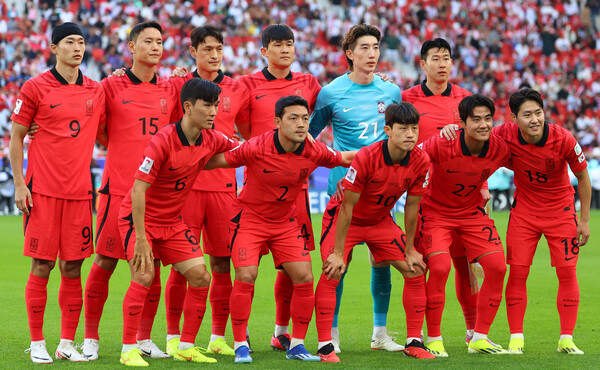 20일(현지시간) 카타르 도하 앗수마마 스타디움에서 열린 2023 아시아축구연맹(AFC) 카타르 아시안컵 조별리그 E조 2차전 요르단과 한국의 경기 시작에 앞서 대표팀 선수들이 팀포토를 찍고 있다. /연합뉴스