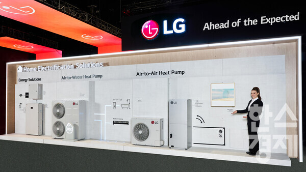 LG전자 모델이 미국 시카고에서 열리는 북미 최대 공조전시회 ‘AHR 엑스포 2024’에서‘주거용 전기화 솔루션’ 제품들을 소개하고 있다. / LG전자