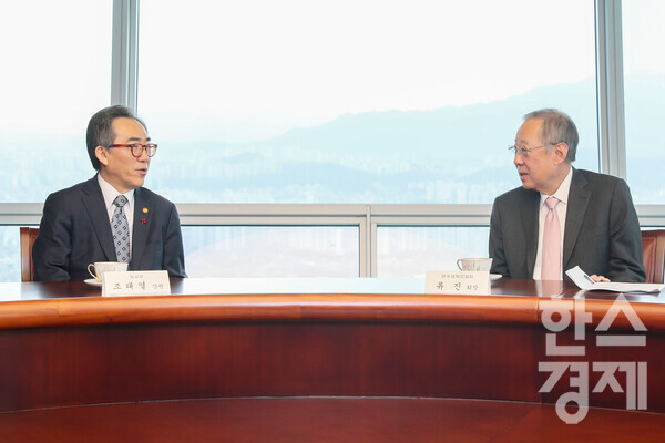 류진 한국경제인협회 회장이 22일 여의도 한국경제인협회를 방문한 조태열 외교부 장관과 주요 현안 및 협력방안에 대해 논의하고 있다. / 한경협