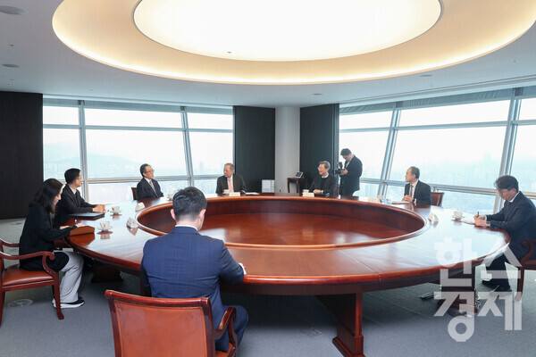 류진 한국경제인협회 회장이 22일 여의도 한국경제인협회를 방문한 조태열 외교부 장관과 주요 현안 및 협력방안에 대해 논의하고 있다. / 한경협