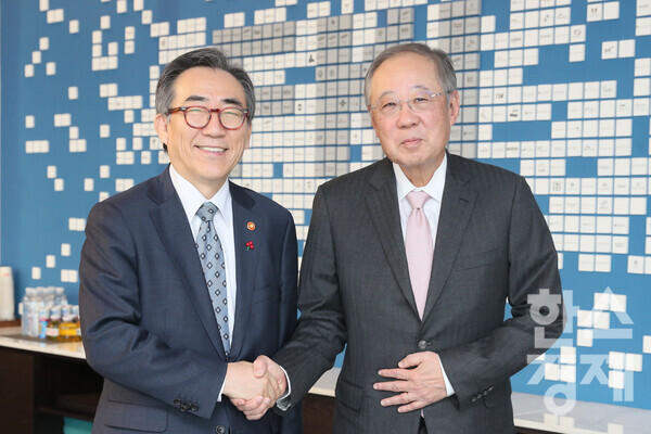 류진 한국경제인협회 회장이 22일 여의도 한국경제인협회를 방문한 조태열 외교부 장관과 악수하고 있다. / 한경협