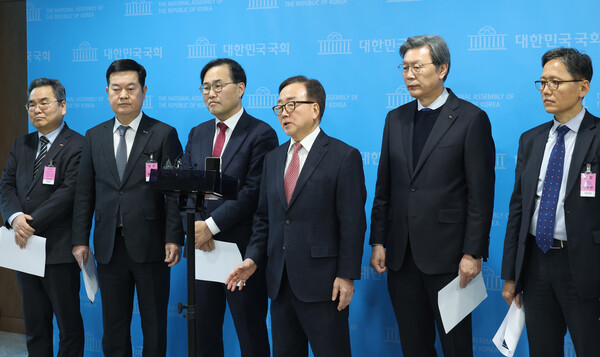 23일 국회에서 대한상공회의소와 한국경제인협회, 한국경영자총협회, 한국무역협회, 한국중견기업연합회가 공동으로 연 '중대재해처벌법 50인 미만 사업장 적용 유예 촉구 기자회견'에서 이동근 경총 상근부회장(오른쪽 세번째)이 취재진의 질문에 답하고 있다. / 연합