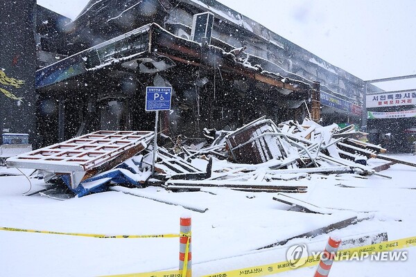  22일 오후 11시 8분께 충남 서천군 서천읍 서천특화시장에서 불이 나 점포 227개가 탔다. 불은 인명 피해 없이 9시간 만에 완전히 진화됐다. 수산물동과 식당동, 일반동 내 점포가 모두 소실됐다. 별관인 농산물동과 먹거리동 65개 점포까지는 번지지 않았다. 사진은 불이 난 서천특화시장 모습. /연합뉴스